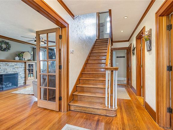 4th image of 609 W Main St