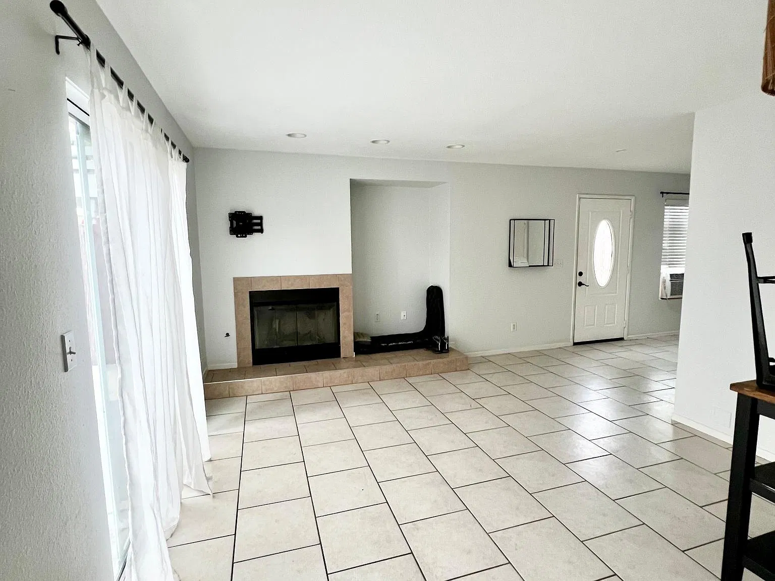 3 bed, 2.5 bath, 1392 sqft, $3,700 — Photo 3