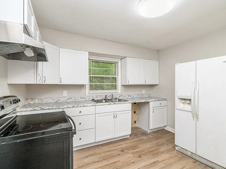 841 Farragut Ave — Photo 7
