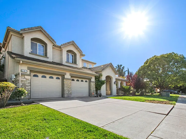 991 Zephyr Ln — Photo 3