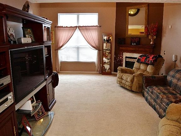 2nd image of 936 Foxcroft Pl