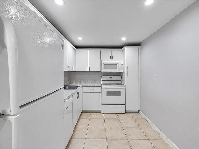 4354 NW 9th Ave #12-3D — Photo 3