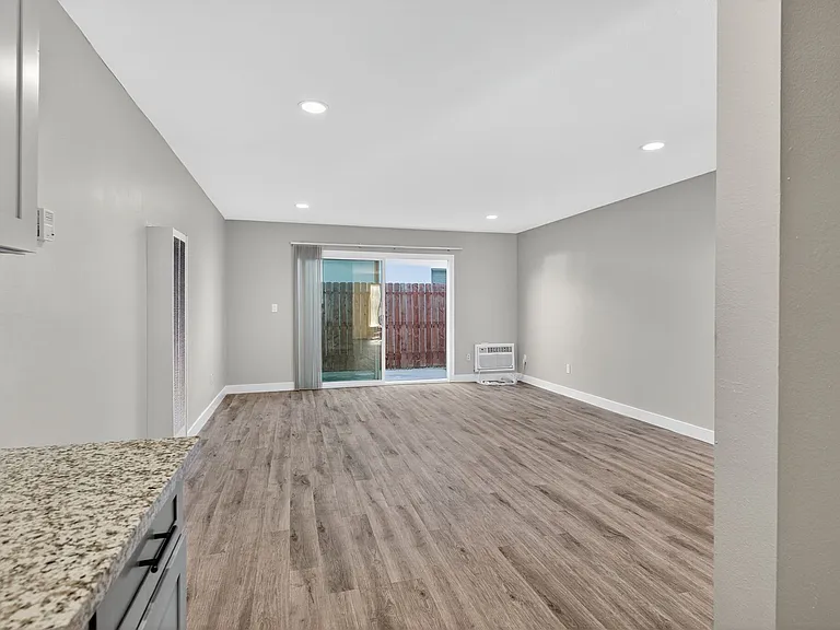 13392-13400 Magnolia Street — Photo 24