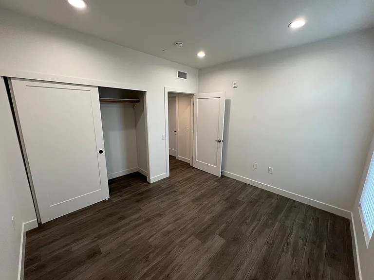 Glenoaks Residences — Photo 35