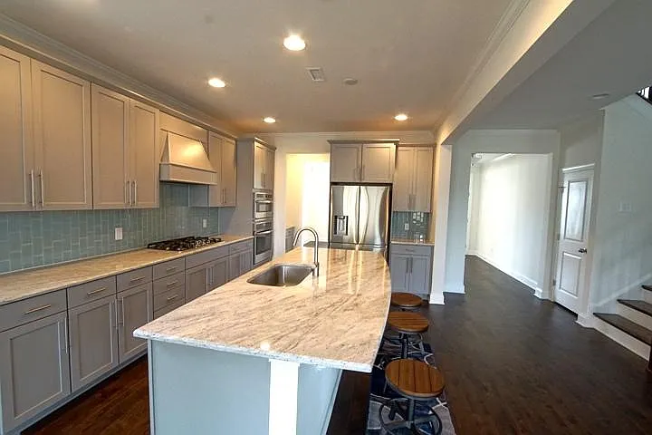 5 bed, 3027 sqft, $3,300 — Photo 4