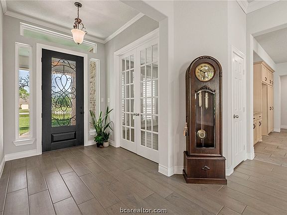4th image of 9833 Chelsea Dr