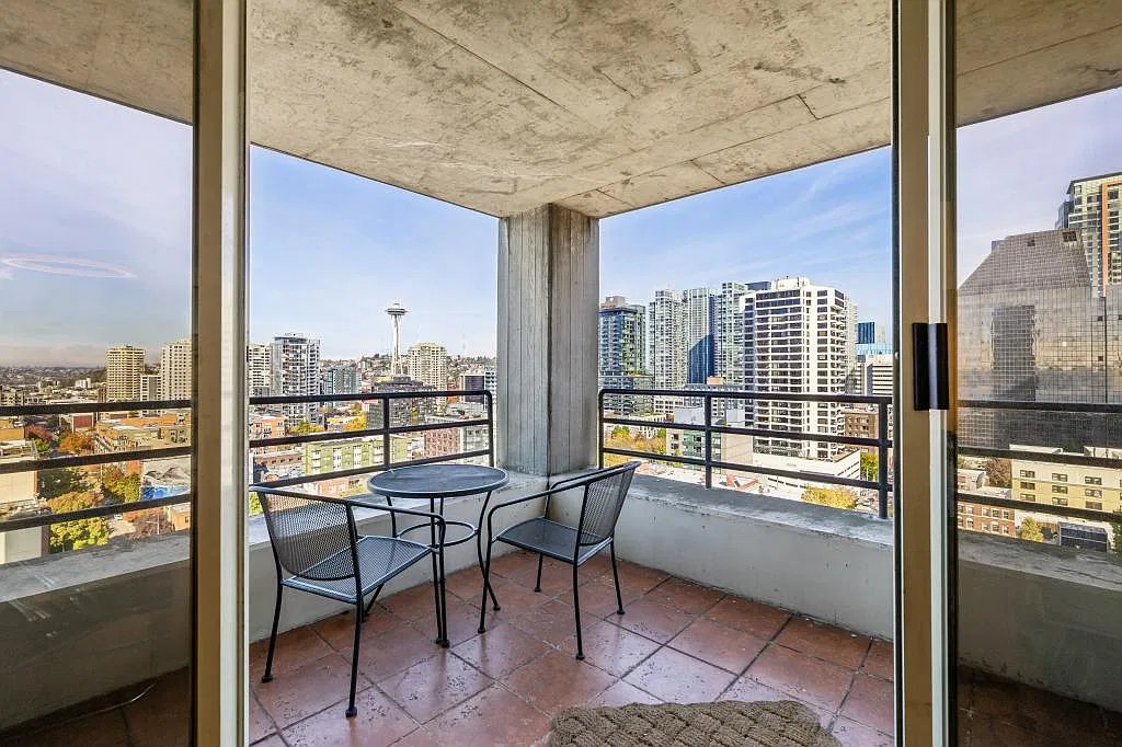 Continental Place Condominiums - 2 bedrooms — Photo 4
