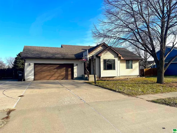 604 Lakeshore Dr, North Sioux City, SD 57049