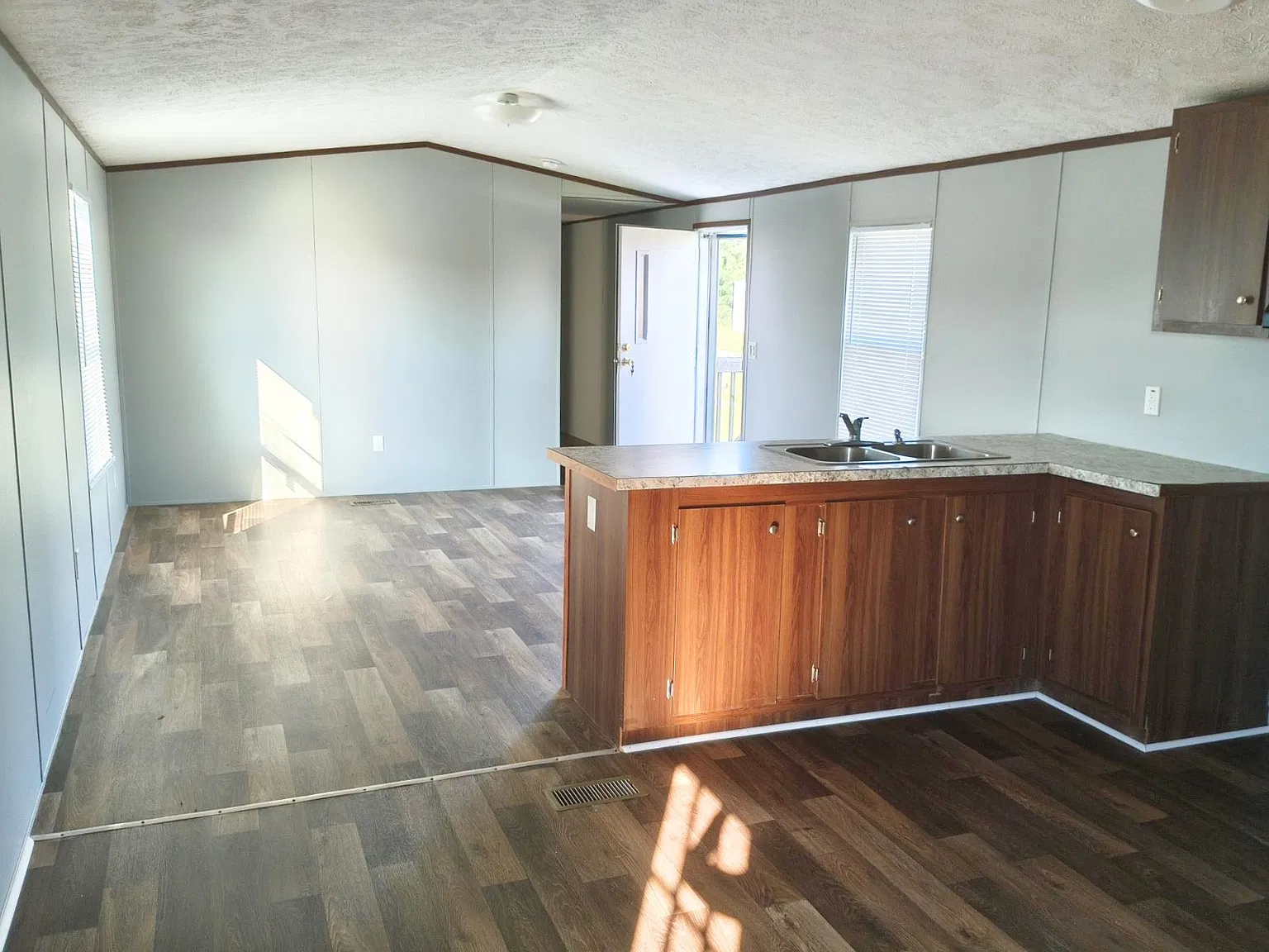 3 bed, 2.0 bath, 1064 sqft, $1,300 — Photo 2