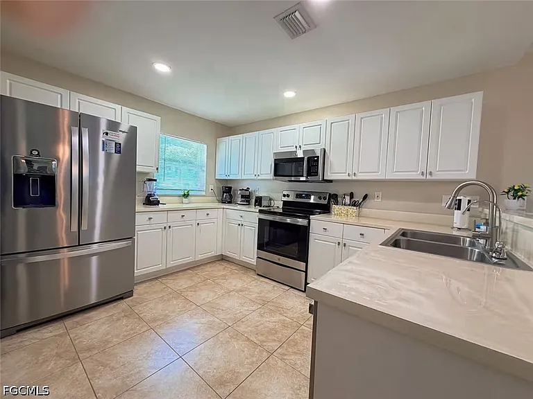 2937 SW 8th Pl — Photo 9