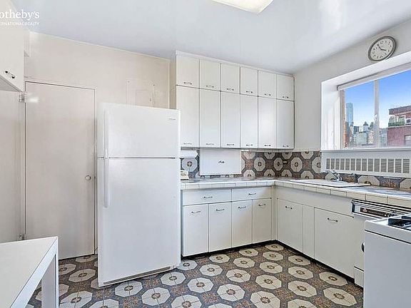 5th image of 25 Sutton Pl S APT 19A