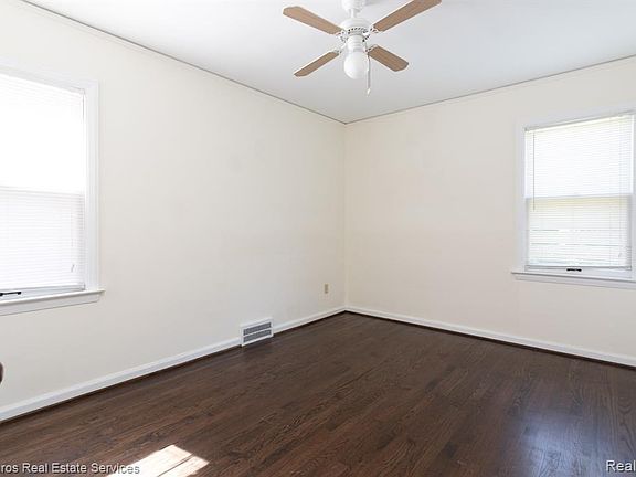5th image of 873 Loraine St