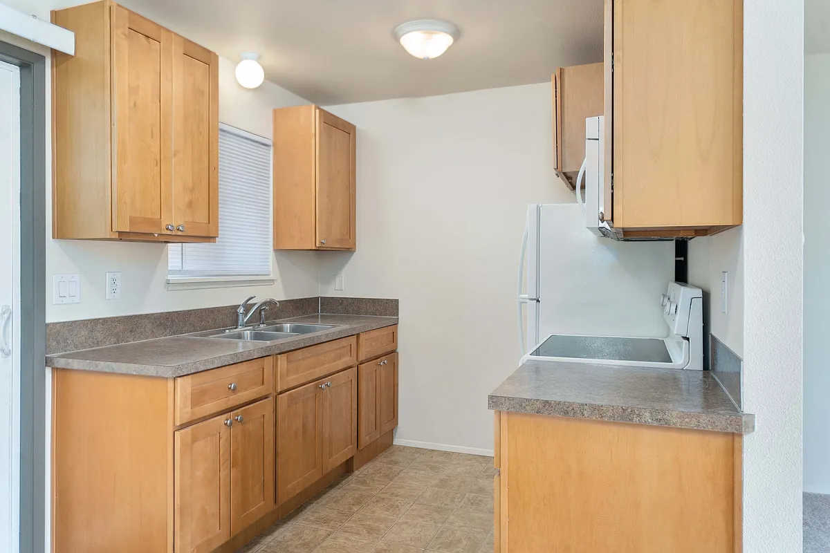 Kitchen - 710 Henry Rd #11