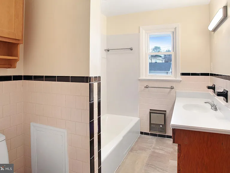 28 Bee St — Photo 3