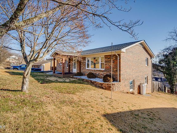 3rd image of 949 Karen Rd