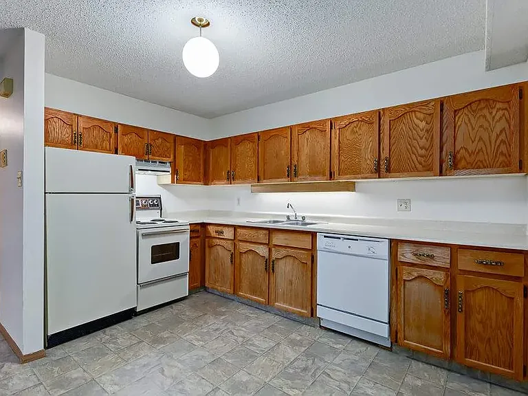336 Gladstone Ave S #7 — Photo 4