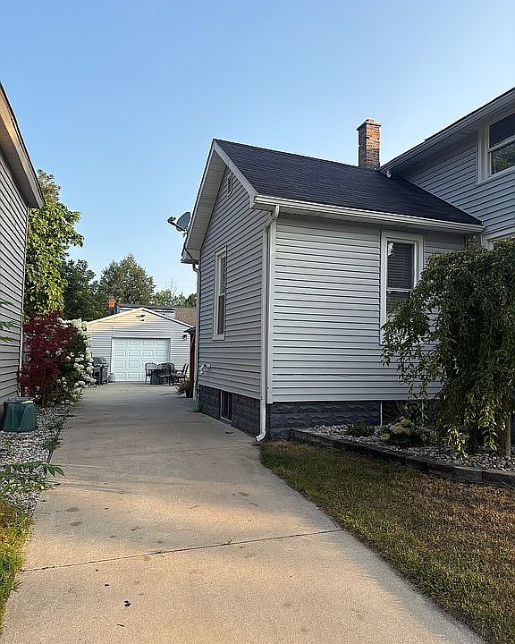 2nd image of 611 Woodside Ln