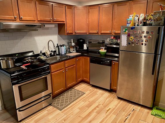 2nd image of 1032 W Oakdale Ave #G