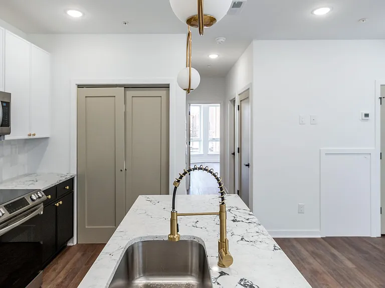 608 S American St #7 — Photo 8