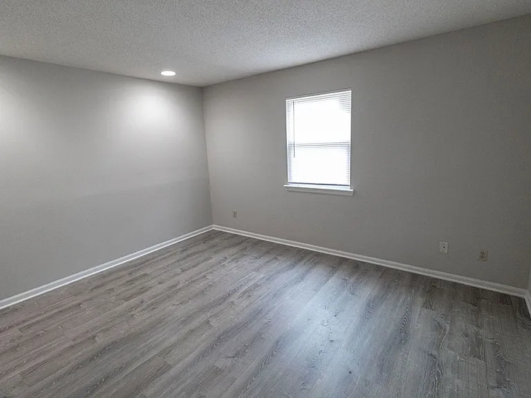 1913-1915 Greenleaves Ct — Photo 22