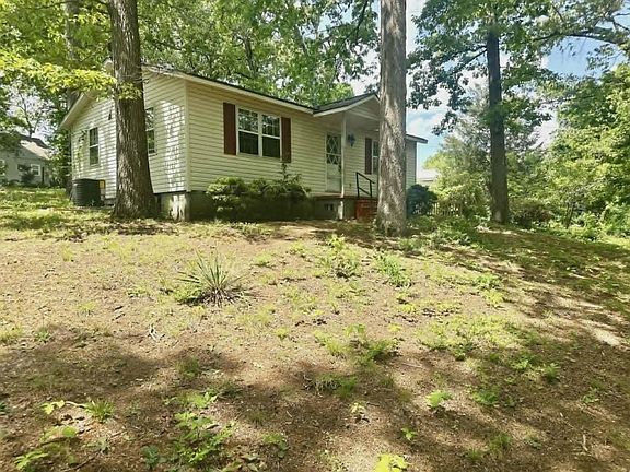 4th image of 2121 Old Cloverdale Rd