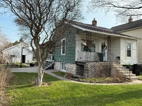 908 14th Ave, Menominee, MI 49858