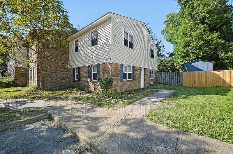 Weblin Place — Photo 2