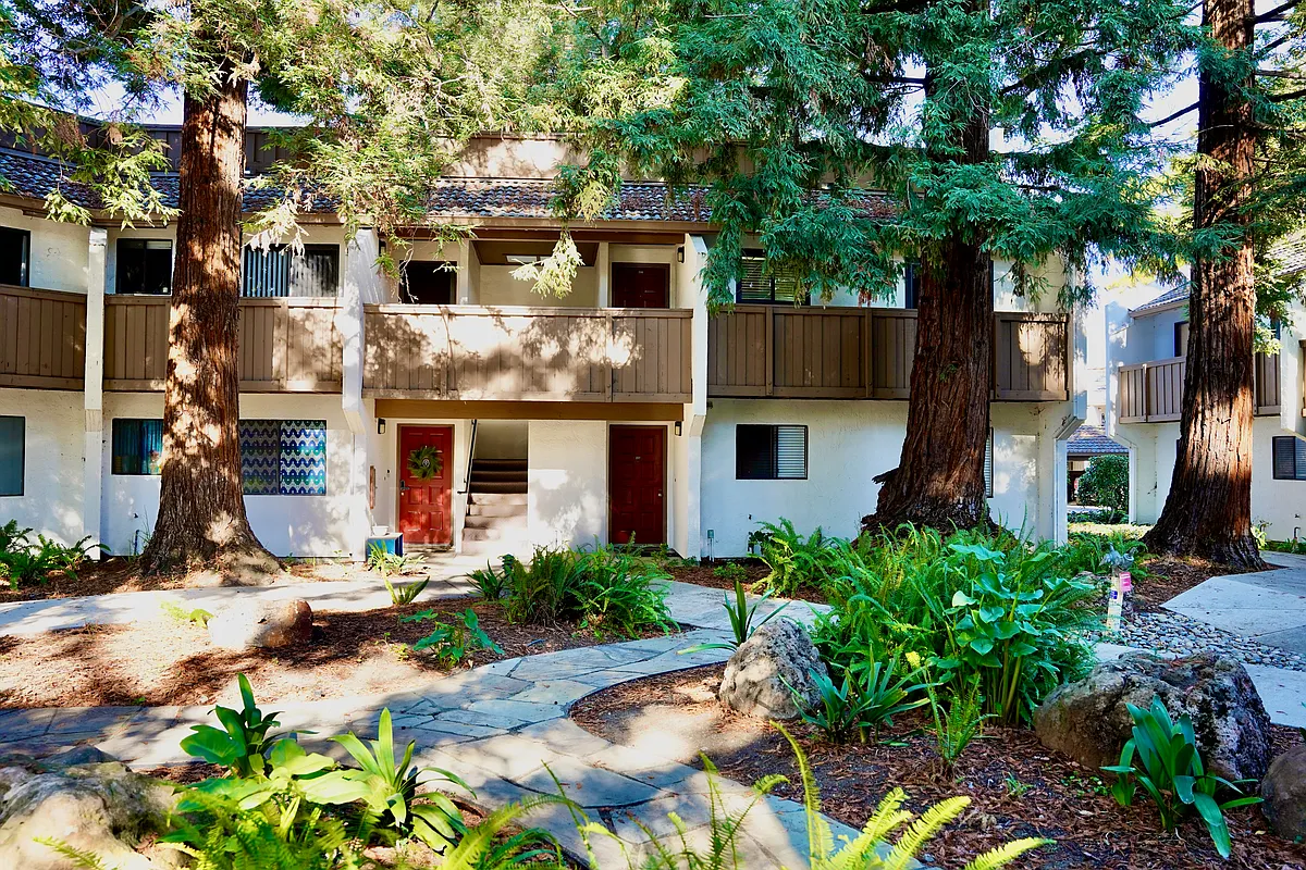 condo community - 2201 Monroe St #208