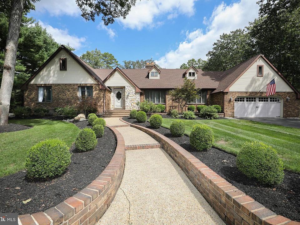 1st image of 107 Strawberry Dr