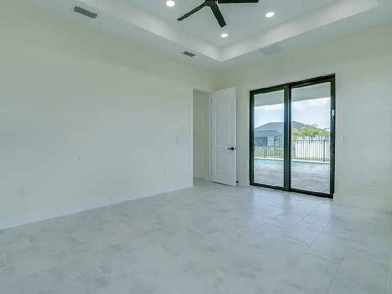 141 SW 37th Pl — Photo 18