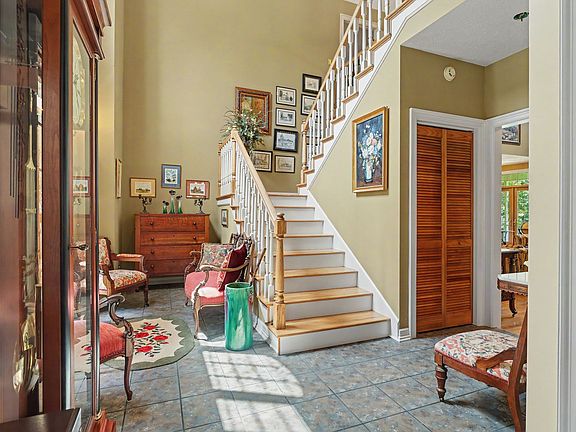 3rd image of 521 Ellis Ln