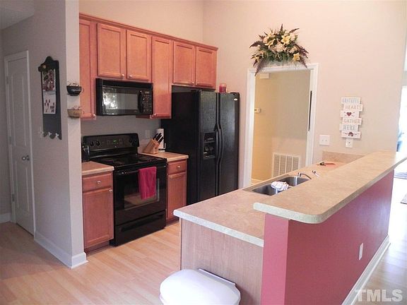 3rd image of 809 Hillcrest Dr