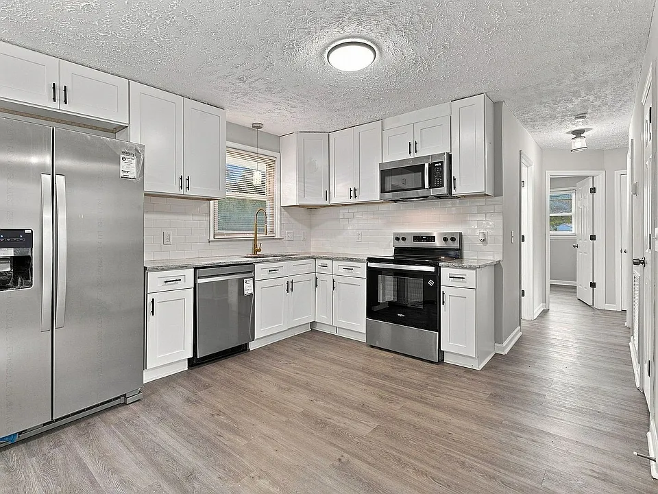 613 Maclaurin Ct