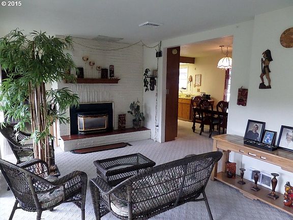 4th image of 367 NE Emerald Dr