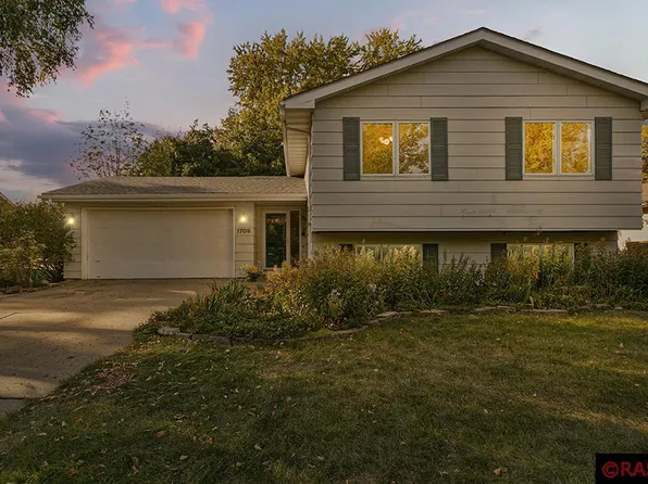 1709 Hodgson Rd, North Mankato, MN 56003