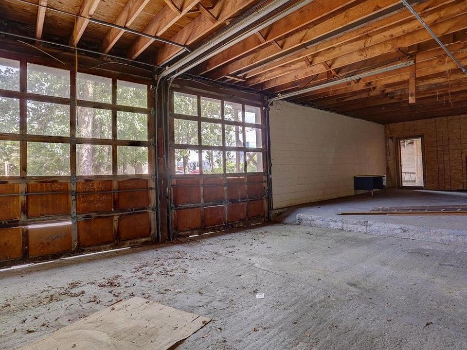 2nd image of 207 E Main St