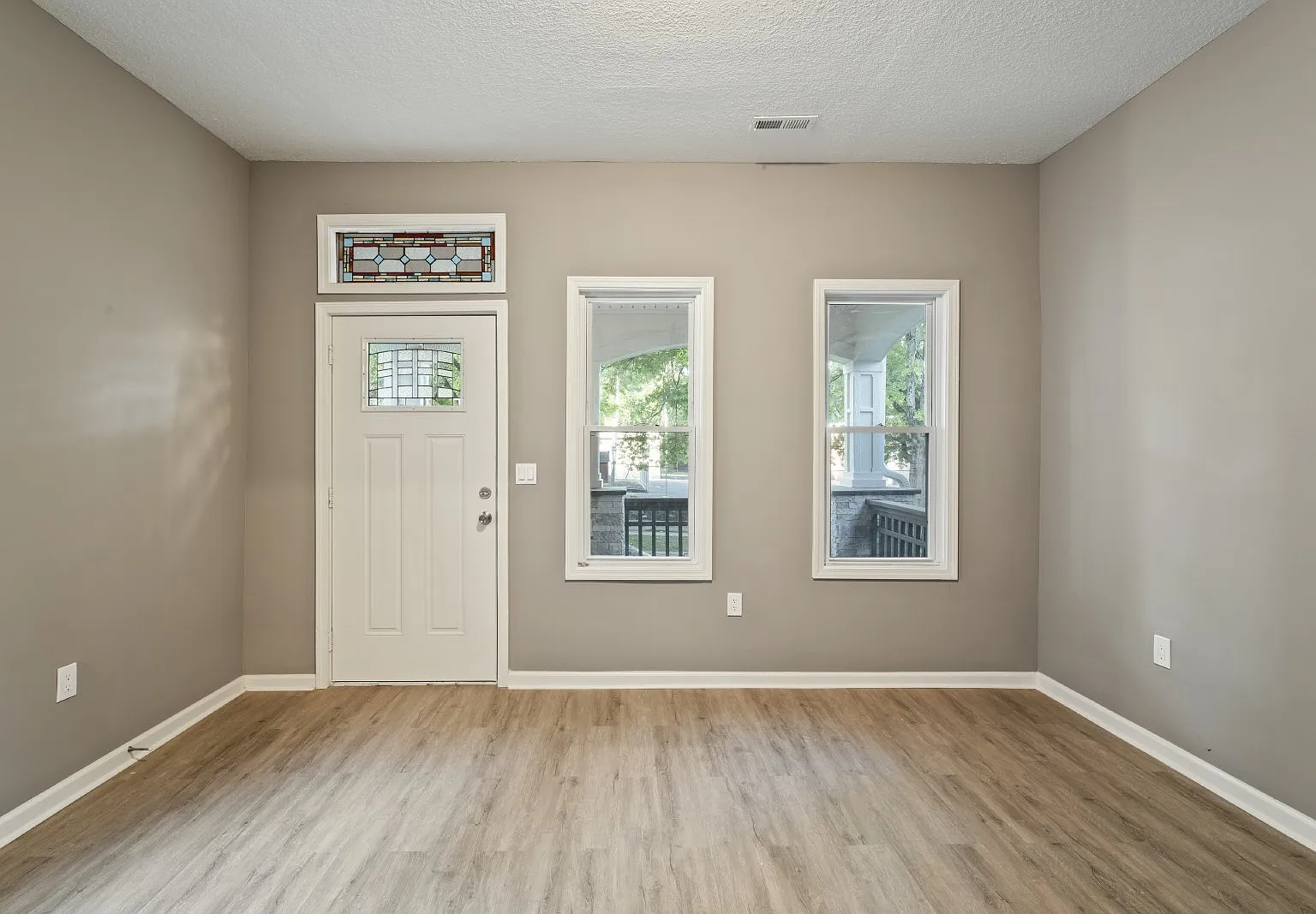 2 bed, 1.0 bath, 1002 sqft, $1,035 — Photo 2