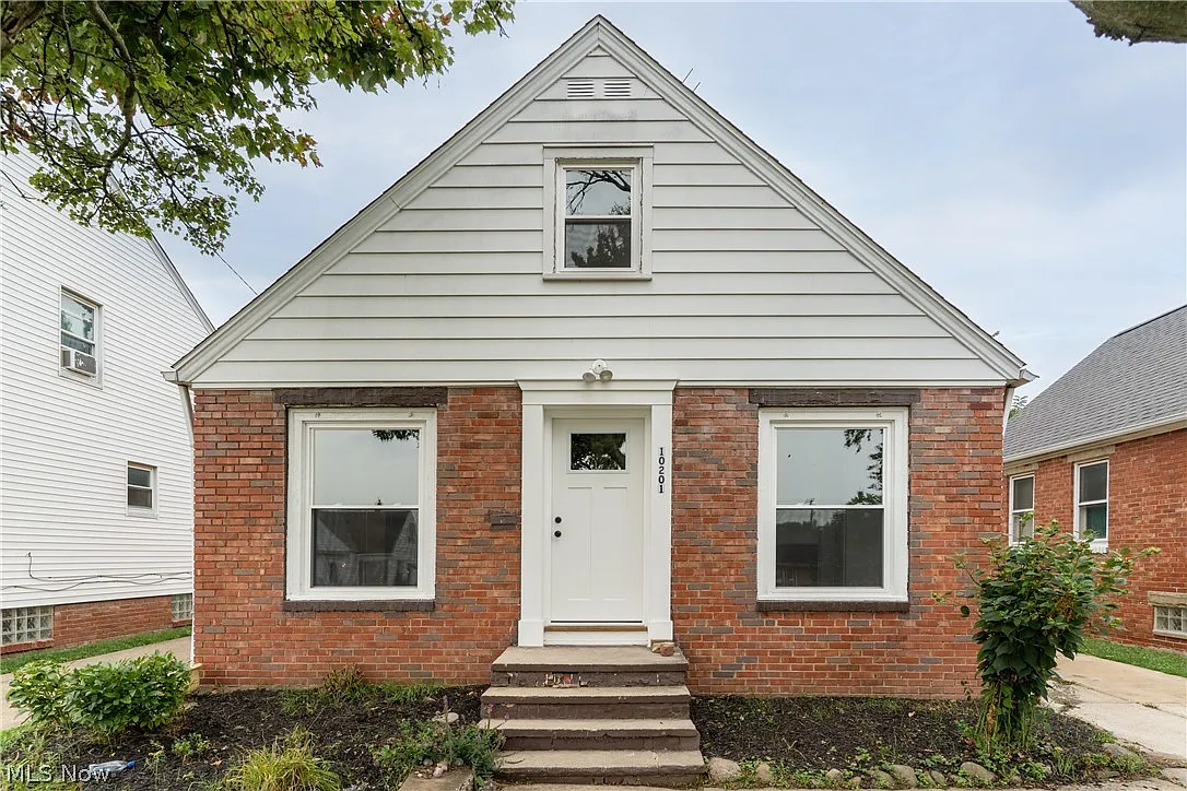 3 bed, 1.0 bath, 1087 sqft, $1,675 — Photo 2