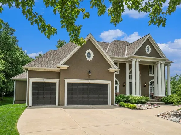 9246 Falcon Ridge Dr, Lenexa, KS 66220