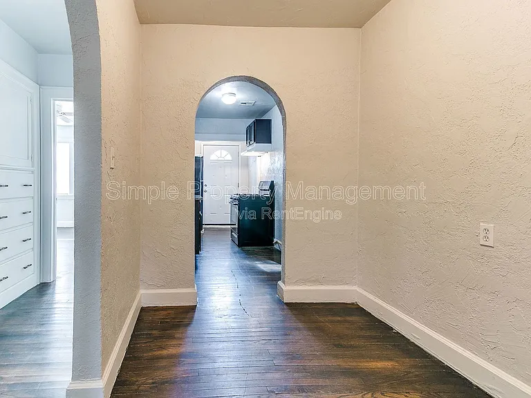 946 East Dr — Photo 5