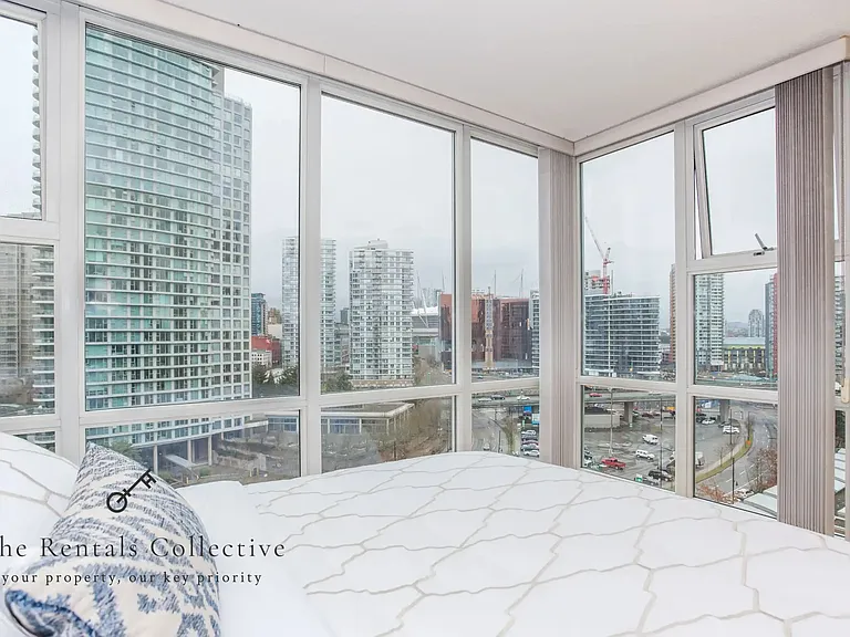 1077 Marinaside Cres #1207 — Photo 13