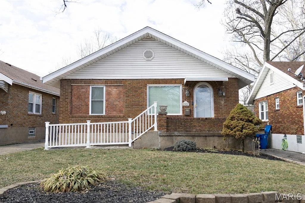 2407 Hartland Ave photo 1