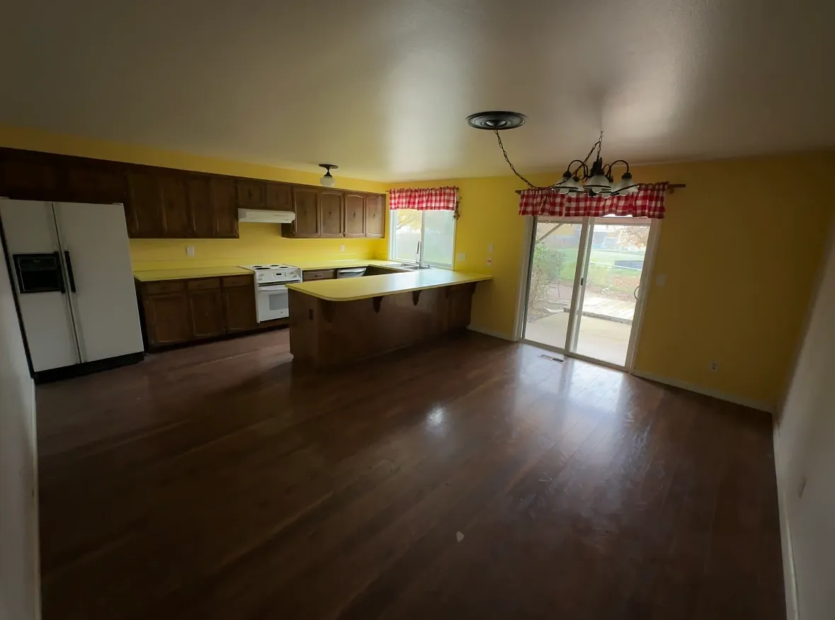3 bed, 1351 sqft, $2,300 — Photo 4