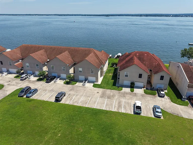 16 Regency Point — Photo 29