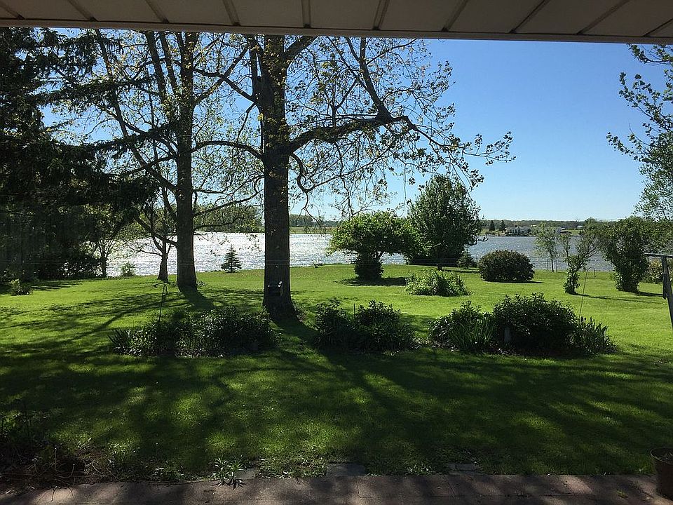 View behind house of lake.