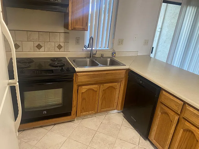1529 Racquet Club Dr #B — Photo 4