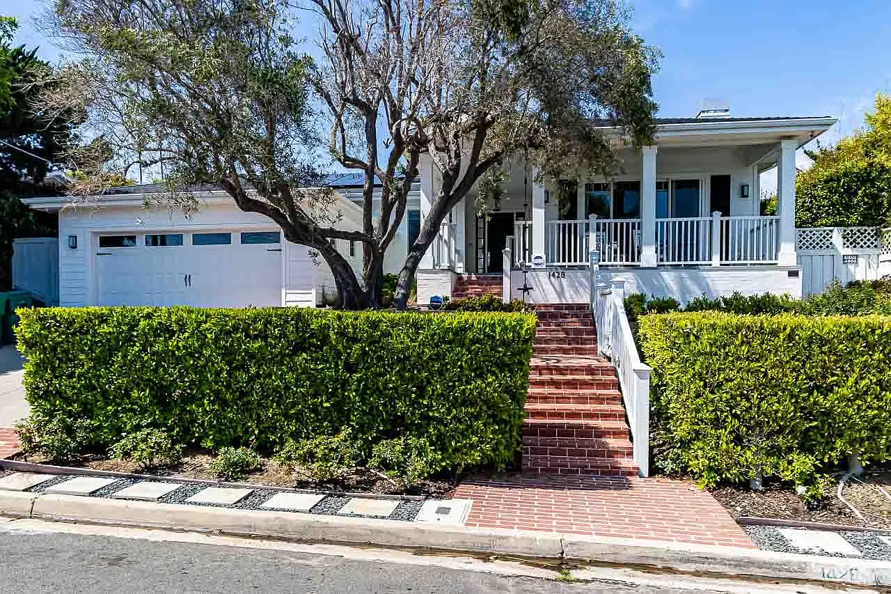5 bed, 3.5 bath, 3854 sqft, $19,500 — Photo 2