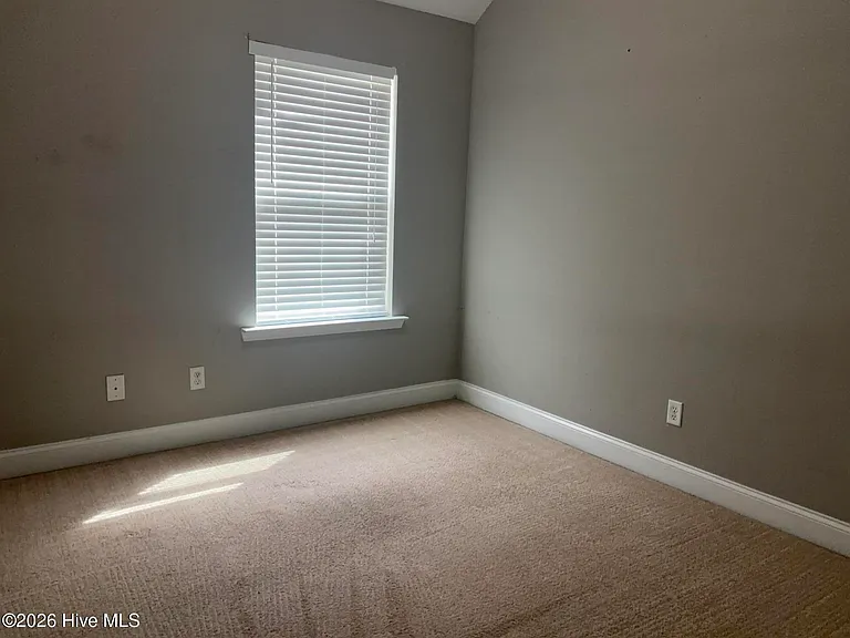 647 Dunrobin Ln — Photo 14