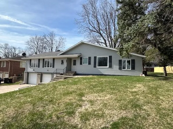 798 Des Moines Dr, Windom, MN 56101