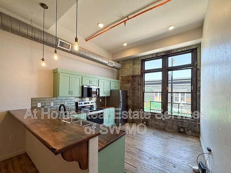 320 W Walnut St #203 — Photo 1